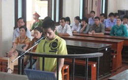 Chuẩn bị ra tòa còn cầm dao chém vợ