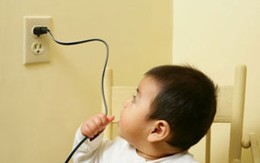 Nhai dây điện, một em bé bị teo não