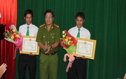 Khen thưởng người bắt 3 người nước ngoài lừa đảo