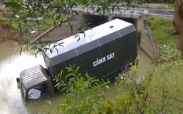 Xe cảnh sát “ngâm mình” dưới đập nước