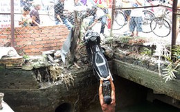 Đường thắt cổ chai, người và xe rơi xuống cống