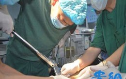 Tá hỏa khi ngủ dậy phát hiện nhẫn vàng đeo ở… “cậu bé”
