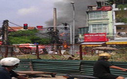 Hà Nội: Cột điện bốc cháy ngùn ngụt 