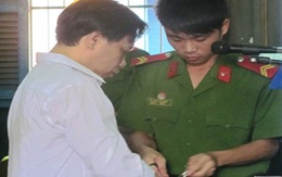 Bi kịch hàng xóm: Vợ hành hung con, chồng đâm chết bố