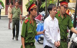 Kéo "người tình nhí" vào nhà vệ sinh để "yêu"