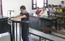 Đến đòi 30.000 đồng tiền nợ, hiếp luôn con gái con nợ