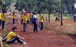 Con đánh nhau, bố mẹ mang súng vào trường giải cứu