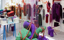 Sốc với shop thời trang mô phỏng tư thế “mây mưa”