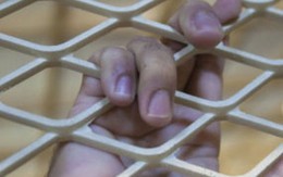 Không cho vợ mặc quần áo vì sợ vợ bỏ trốn