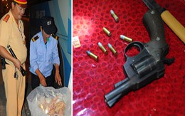 Bắt được hàng chục rắn hổ mang chúa trong ô tô