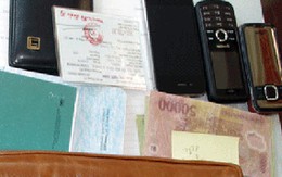 Chờ đèn đỏ, một phụ nữ bị giật túi