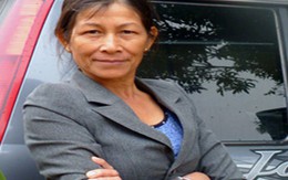 Người đàn bà mỉm cười tạo dáng khi bị bắt