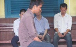 Chồng dùng búa đinh gõ đầu vợ