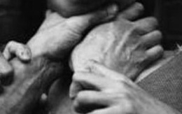 Nhiễm HIV, “nghịch tử” bóp cổ mẹ đến chết