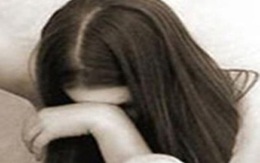 Bé 13 tuổi bị hiếp dâm vì ở nhà một mình