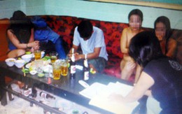Nữ tiếp viên khỏa thân hát ca cổ với khách