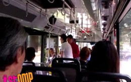 Xô cụ già ngã khỏi xe bus, nam thanh niên bị "ném đá"
