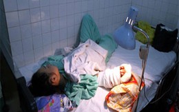 Một phụ nữ bị cướp chém gần lìa tay