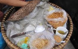 Vờ mua xôi "yêu râu xanh" sờ soạng chị bán xôi