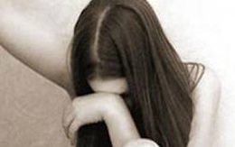 Vợ u tử cung, chồng“mọc râu xanh“hại đời bé hàng xóm