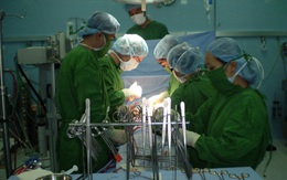 Giáo sư Pháp phẫu thuật tim cho bệnh nhân miền Trung