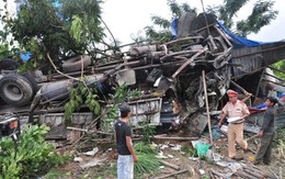 Kinh hoàng xe tải lao vào quán nước 