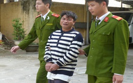 Mếu máo khi bị bắt vì hiếp dâm bé 7 tuổi