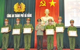 Khen thưởng bốn cảnh sát ma túy bắt cướp
