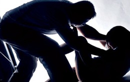 Tò mò, bé 12 tuổi đồng ý làm "chuyện ấy" với cha dượng