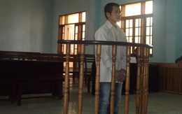 Nhờ đấm lưng, hiếp dâm bé 8 tuổi hai lần liên tục