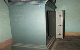 Con dâu tranh thủ đục két khi mẹ chồng đi ăn giỗ