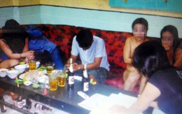 Bắt tại trận 6 nữ tiếp viên khoả thân hát cùng khách
