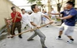 Cuốc bổ vào sọ vì "nhìn đểu"