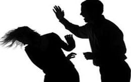 Điên cuồng hành hung vợ cũ, đánh cả công an