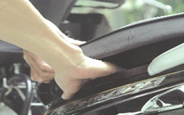 Bi hài mẹ cạy cốp xe bạn của con trộm tiền 