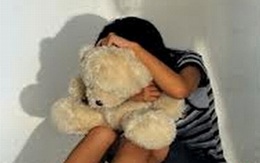  Lợi dụng mẹ vắng nhà hiếp dâm bé gái 6 tuổi