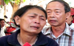 Đẫm nước mắt chờ nhận xác con sau vụ tai nạn thảm khốc