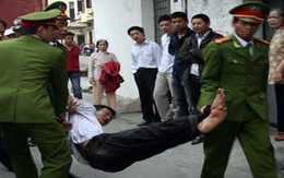 Người dân hoảng loạn khi xuất hiện người đàn ông gặp ai cũng chém