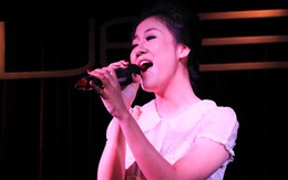Văn Mai Hương khóc thương Wanbi Tuấn Anh trên sân khấu