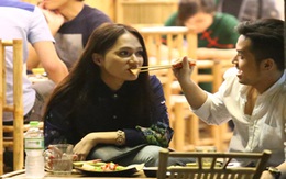 Hương Giang Idol và bạn trai đút cho nhau ăn ở quán vỉa hè