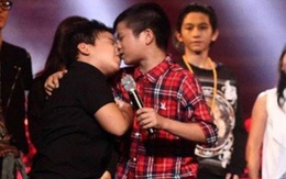 Tranh luận dữ dội vì "nụ hôn đồng giới" của Quang Anh