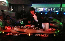 Ca sĩ Hồ Quang Hiếu dự tiệc sushi trên mẫu nude