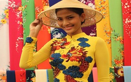 Trương Thị May chọn trang phục đến Miss Universe