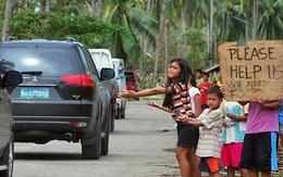 Hàng ngàn trẻ em vùng bão Philippines đổ ra đường xin ăn trong đói khát