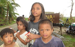 Rơi nước mắt cảnh trẻ em Philippines đói, khát đứng đầy đường cầu cứu