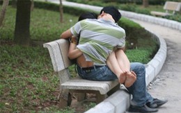 Đỏ mặt với những màn “yêu bạo” chốn công cộng