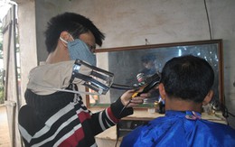 Người đàn ông cụt tay đam mê nghề cắt tóc