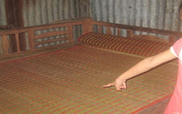 "Ăn quen", gã đồi bại bị phát hiện khi đang dụ dỗ bé gái làm "chuyện người lớn"