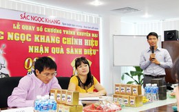 Khách hàng của Sắc Ngọc Khang được "nhận quà" ngày báo chí