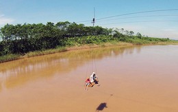 Dân thủ đô tự chế cáp treo mạo hiểm qua sông